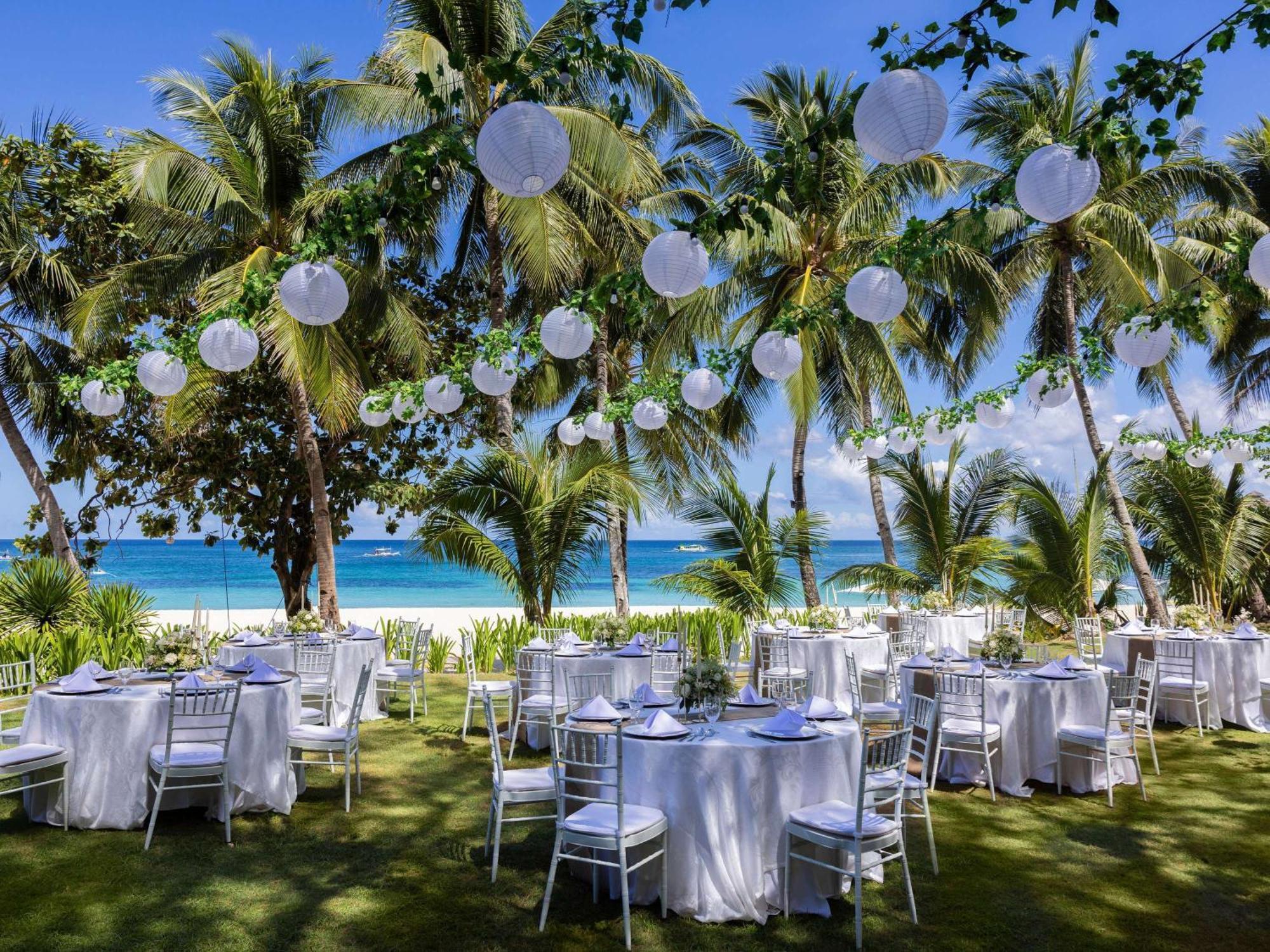 Movenpick Resort & Spa Boracay Yapak Eksteriør billede A wedding reception at the beach