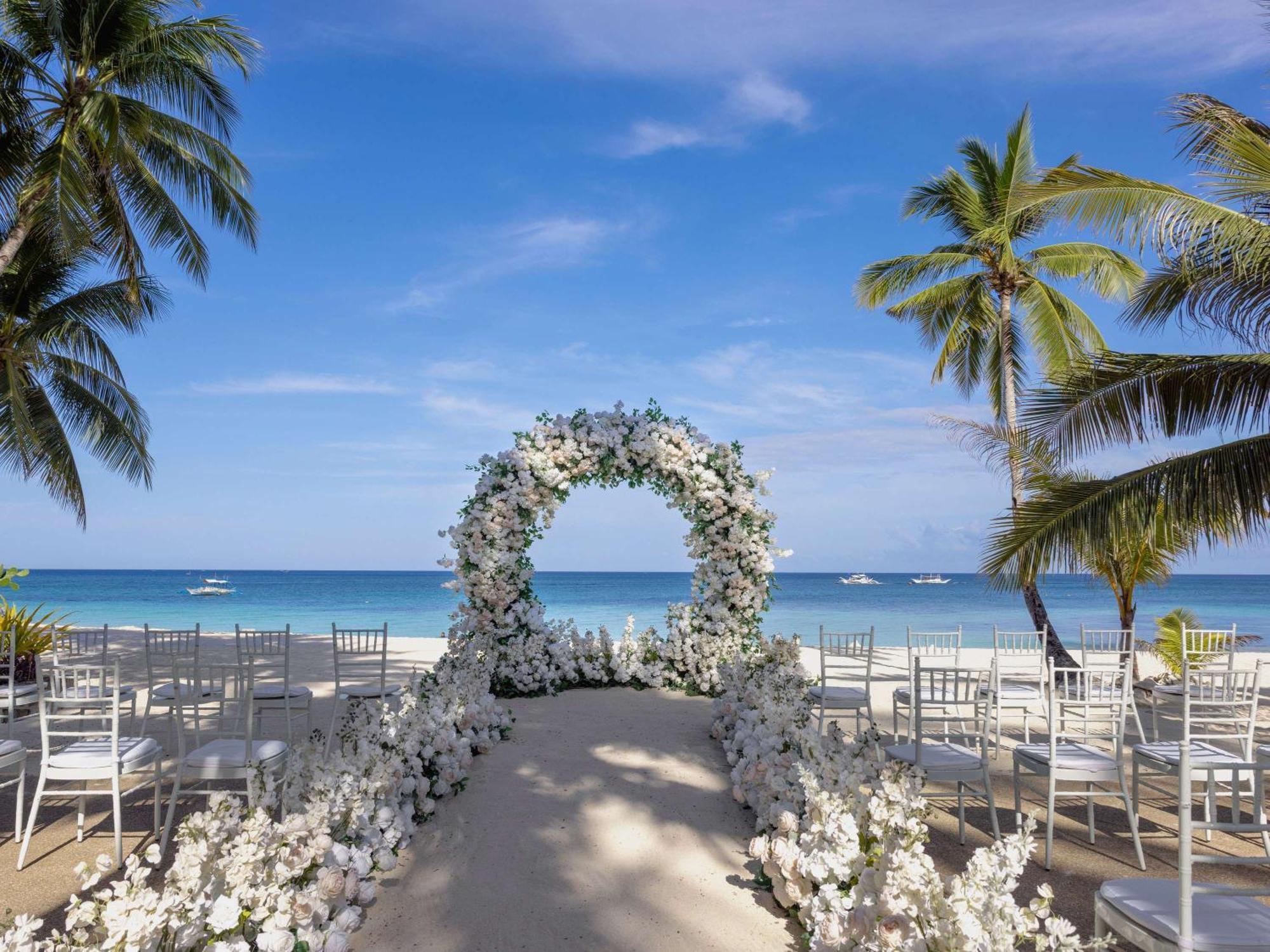 Movenpick Resort & Spa Boracay Yapak Eksteriør billede A beach wedding in Cancun, Mexico