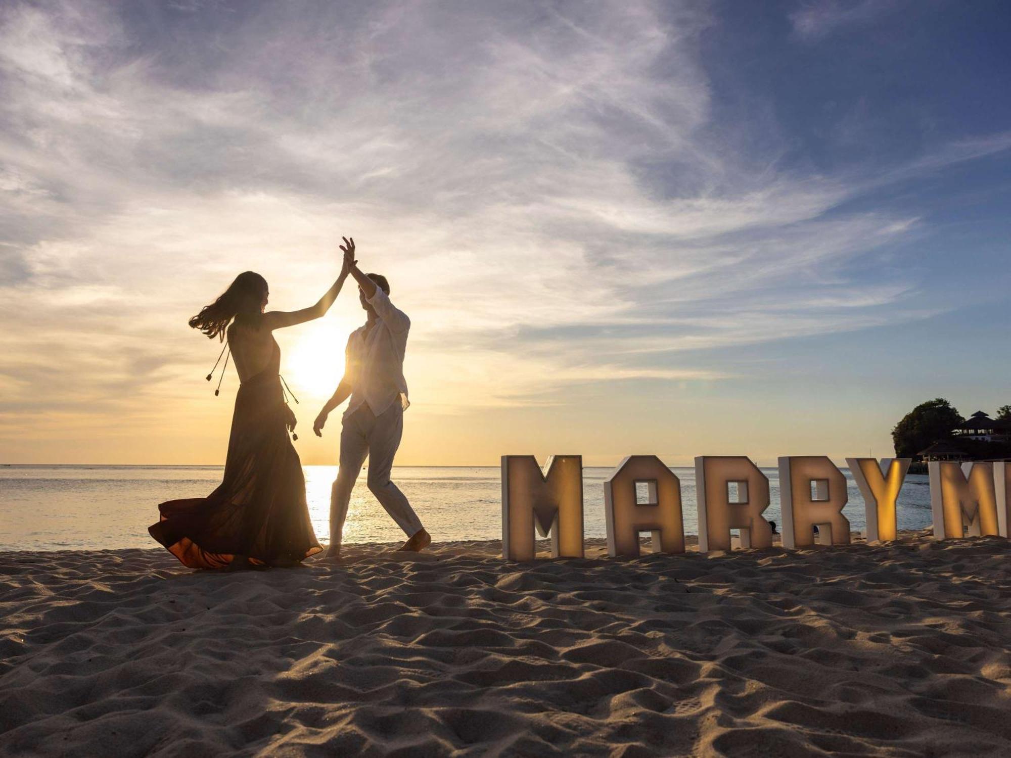 Movenpick Resort & Spa Boracay Yapak Eksteriør billede A newly married couple on a beach