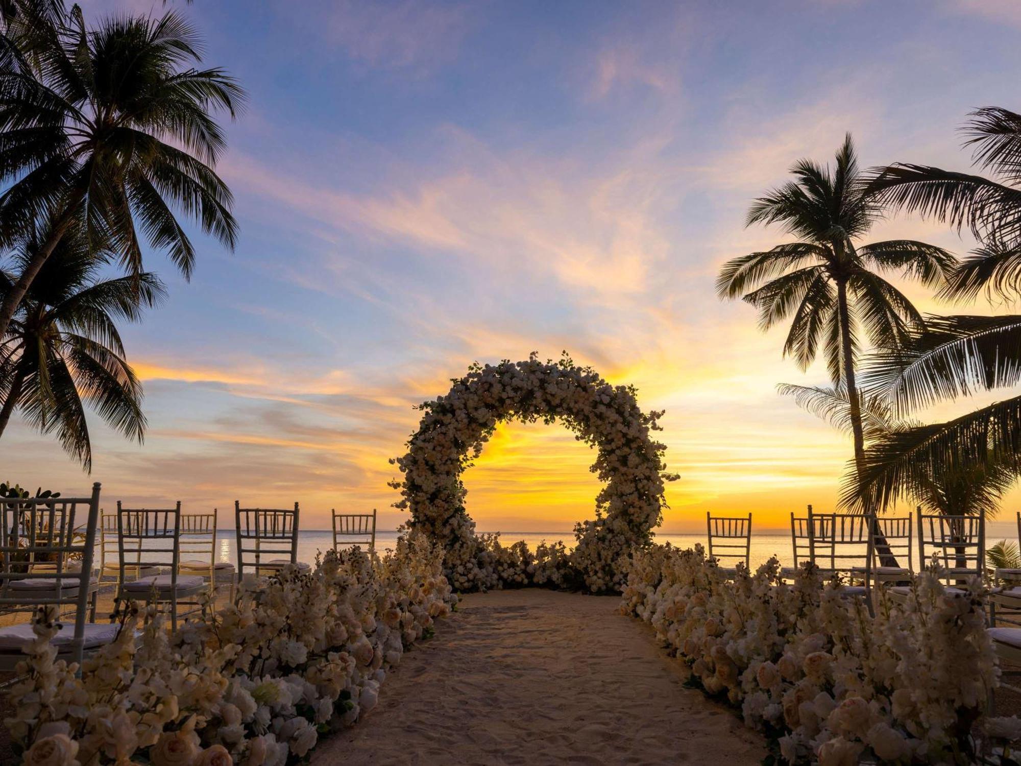 Movenpick Resort & Spa Boracay Yapak Eksteriør billede Sunset at the beach