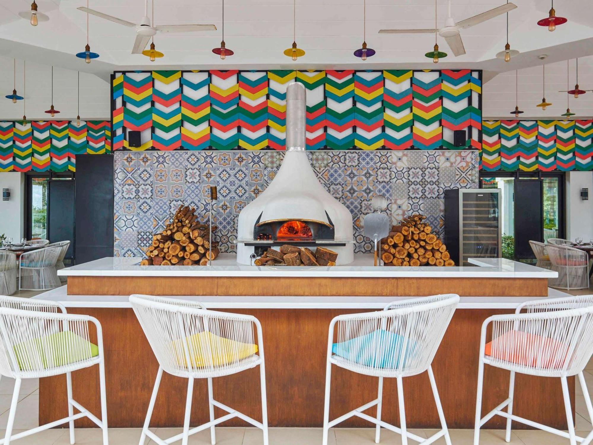 Movenpick Resort & Spa Boracay Yapak Eksteriør billede The Pizza Bar at the Hotel