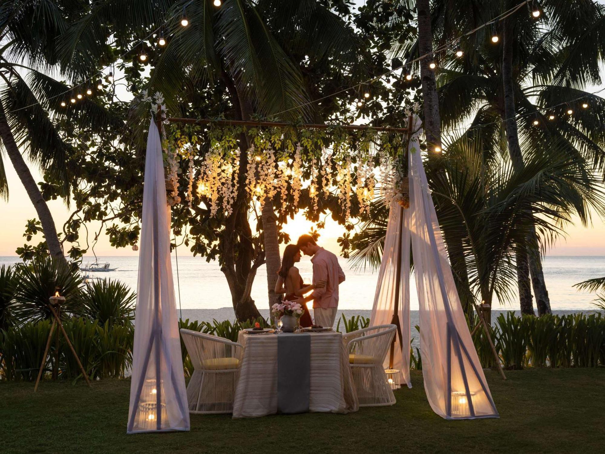 Movenpick Resort & Spa Boracay Yapak Eksteriør billede A romantic dinner at the beach