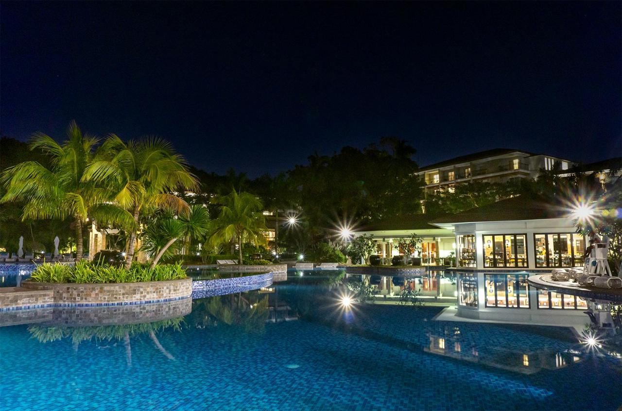 Movenpick Resort & Spa Boracay Yapak Eksteriør billede The resort at night